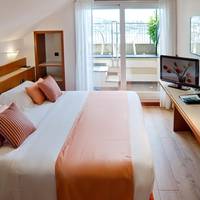 Deluxe Triple Room with Terrace and Sea View
