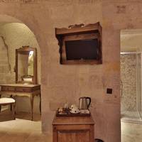 Queen Cave Suite