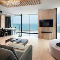 One-Bedroom Oceanfront Suite