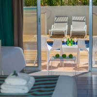 Swim-Up Family Room with Garden View (2 Adults + 2 Children)