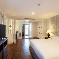 Deluxe Queen Suite