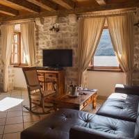 Private Entrance Three-Bedroom Apartment with Patio and Sea View- Annex