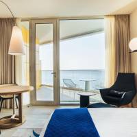 Deluxe Room, Guest room, 1 King, Partial sea view, Balcony