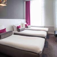Family triple room with 3 single beds 