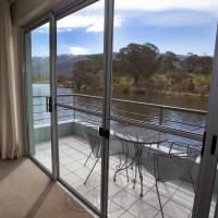 One-Bedroom Apartment with Lake View