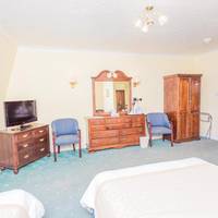 Family Room (2 Adults + 1 Child)