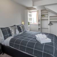 Deluxe One-Bedroom Apartment