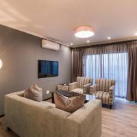 1 Bedroom Larger Suite, 1 King, Harbor view, Balcony