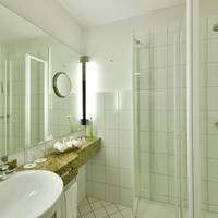 Business Queen Room