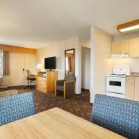 Queen Suite with Sofa Bed with Water View - Non-Smoking