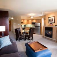 Deluxe One Bedroom Queen Suite with Kitchen