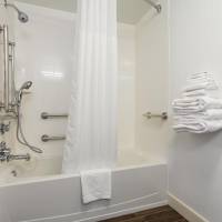 Queen Room - Mobility Access with Tub/Non-Smoking