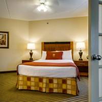 Deluxe Queen Suite with Jetted Tub and Living Room