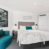 Deluxe One-Bedroom Suite with Harbour View