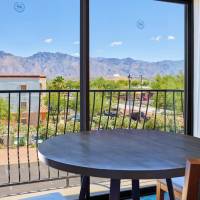 Club level, Executive Suite, 1 King, Sofa bed, Mountain view
