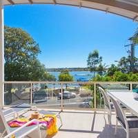 Superior One-Bedroom Riverfront Apartment 
