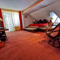 Deluxe Suite with Mountain View