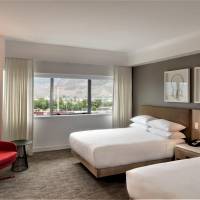 Larger Guest room, 2 Queen, Mountain view