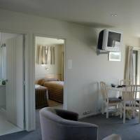 Deluxe One-Bedroom Apartment