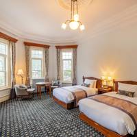 Historic Deluxe Twin Room - Comfy Lodge / Restful Cottage - Non-Smoking
