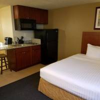 Queen Room with Kitchenette - Non-Smoking