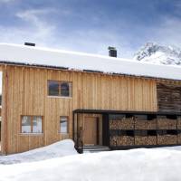 Apartment with Mountain View