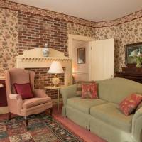 Deluxe Queen Suite (South Suite)