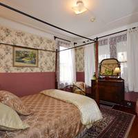 Queen Room with Shared Bathroom