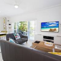 Deluxe Two Bedroom One Bathroom Apartment 