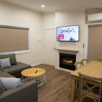 Deluxe 2 Bedroom Cabin - Fireplace