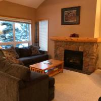 Three-Bedroom House with Hot Tub