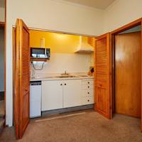 Queen Room with Kitchenette Facilities - 4