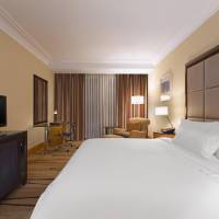 Deluxe Room, Guest room, 1 King, City view, Poolside