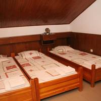 Duplex Room with Shared Bathroom (5 Adults)