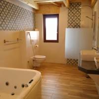 Deluxe Famly Room with Jacuzzi, Balcony and Lake View