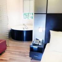 Deluxe Suite with Bathtub