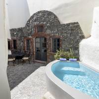 Senior Cave Apartment with Outdoor Jacuzzi