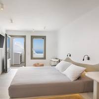 Superior Double Room with Outdoor Hot Tub and Caldera View