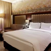 Deluxe Queen Family Room 