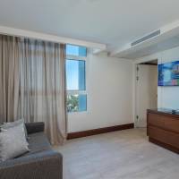 Mountain-View Family Room on the King's Floors