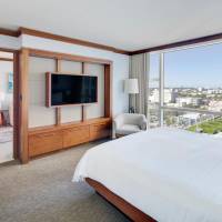  One-Bedroom Apartment King Bed with City View