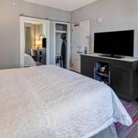 King Room with Roll in Shower - Mobility Accessible