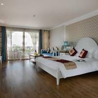 Silk Queen Signature Suite