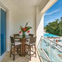 Apartment with Pool View 