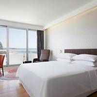 Premium Queen Room with Sea View - Mid Floor