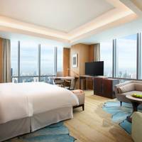 Renewal King, Club lounge access, Larger Guest room, 1 King