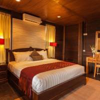 Queen Suite with Shared Pool