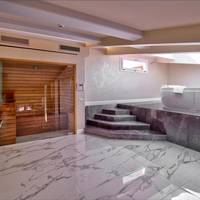 Deluxe Suite with Spa Bath