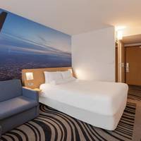 Superior Room with 1 Queensize Bed and Sofa 