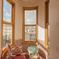 King Suite with Bay Window